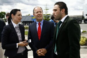 Doamna Dana Bejan, Managing Partner CTE Trailers (stânga), domnul Johann Wimmer, GeneralManager Direct Sales/Service în cadrul F.X MEILLER Fahrzeug-und Maschinenfabrik-GmbH&Co (centru) şi domnul Mihai Dinu, Managing Partner CTE Trailers (dreapta)