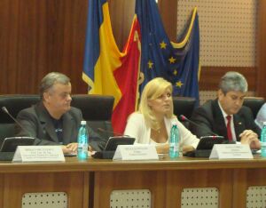 domnul Neculai Onţanu, primarul Sectorului 2 (stânga), doamna Elena Udrea, ministrul dezvoltării regionale şi turismului, domnul Gabriel Oprea, ministrul apărării naţionale (dreapta)