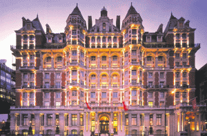 Unul dintre proiectele "Schneider Electric": Hotelul "Mandarin Oriental", din Praga - clădire istorică, protejată printr-un ordin de conservare, care încorporează toate tehnologiile pe care le poate oferi un hotel de lux.