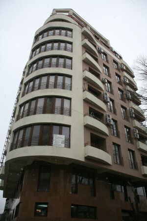 Casele s-au ieftinit, dar cumpărăm tot apartamente