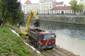 Lucrări de reamenajare a malurilor Crişului Repede