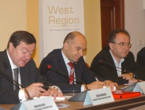domnul Sorin Frunzăverde, preşedintele Consiliului Judeţean Caraş-Severin (stânga), domnul Sorin Maxim, directorul general al Agenţiei pentru Dezvoltare Regională Vest (centru), domnul Octavian Ţunea, prefectul judeţului Caraş-Severin (dreapta)