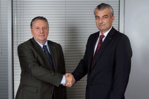 Mihai Rohan (stânga) predă ştafeta lui Florian Aldea (dreapta)