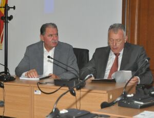 Constantin Nicolescu, Preşedintele CJ Argeş (stânga), Laszlo Borbely, Ministrul mediului şi pădurilor (dreapta).