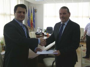 Ştefan Dărăbuş, directorul Fundaţiei HHC (stânga), Mircea Man, preşedintele CJ Maramureş (dreapta)