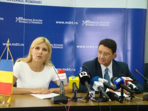 Elena Udrea, ministrul dezvoltăii regionale şi turismului şi Taleb Rifai, secretar general al Organizaţiei Mondiale a Turismului