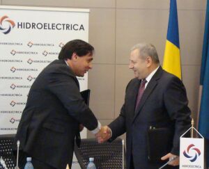 Riccardo Puliti, responsabil pentru domeniul energetic şi al resurselor naturale în cadrul BERD (stânga) şi Constantin Trihenea, director general Hidroelectrica (dreapta)