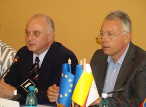 Laszlo Borbely, Ministrul Mediului şi Pădurilor (dreapta) şi Adrian Mîndroiu, director general al Autorităţii de Management a Programului Operaţional Sectorial Mediu (stânga)