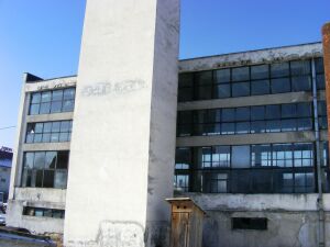 Fosta centrală termică din Topliţa care urmează să fie transformată în centru social.
