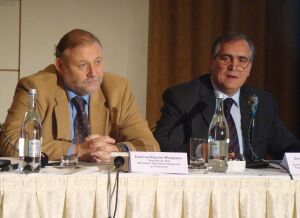 Razvan Murgeanu, secretar de stat in cadrul Ministerul Dezvoltarii Regionale si Turismului (stanga) si Gabriel Friptu, director general al Autoritatii de Management pentru Programului Operational Regional (dreapta).