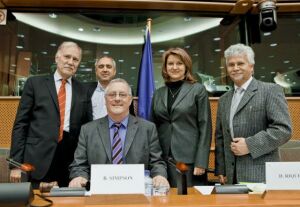 Adriana Ticau alaturi de presedintele Comisiei TRAN (Brian Simpson) si echipa de vicepresedinti