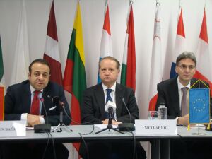 Egemen Bagis, ministrul pentru afaceri europene si negociator sef pentru aderarea Turciei la Uniunea Europeana (stanga), Nicolae Idu, seful Reprezentantei Comisiei Europene in Romania si Leonard Orban, ministrul afecerilor europene (dreapta)