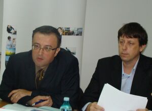 Dan Nicula, directorul general al Agentiei pentru Dezvoltare Regionala Bucuresti-Ilfov (stanga) si Laurentiu Caprian, seful serviciului "Autoritatea de management pentru POR", din Ministerul Dezvoltarii Regionale si Turismului (dreapta).