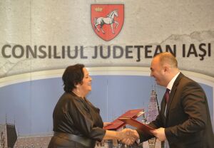 Presedintele Consiliului Judetean Iasi, dl. Cristian Adomnitei, si dna Anna Kowalska, Vice-Maresal al Regiunii poloneze Podkarpackie.