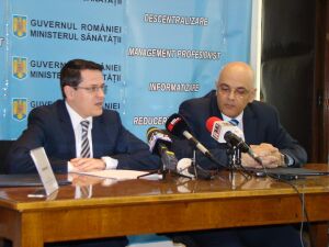 Eduard Hellvig, ministrul dezvoltarii regionale (stanga) si Raed Arafat, ministrul sanatatii