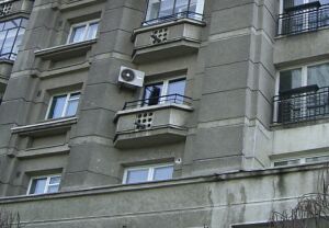 Bucuresteni: Aparatele de aer conditionat trebuie sa ramana pe fatade