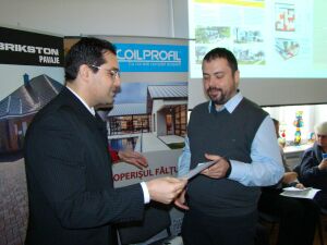 arh. Mihai Suarasan (dreapa) primeste unul din cele trei premii ale concursului.