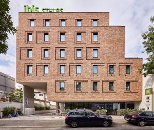 Sticla Guardian Glass de pe faţada hotelului ibis Styles Bucharest City Center creează un efect aproape teatral