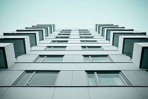 Colliers: Piaţa imobiliară din România a înregistrat un nivel scăzut de tranzacţii în primul semestru din 2023