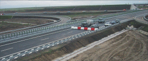 Consorţiile rămase în cursă pentru construirea acestui tronson sunt Vinci (Franţa) şi Aktor (Grecia), Colas şi Bouygues (Franţa), Bilfinger Berger (Germania) - Porr (Austria) şi Strabag (Austria).
