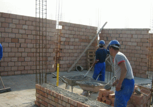 Mulţi dezvoltatori şi-au revizuit planurile prin amânarea/stoparea unor proiecte.