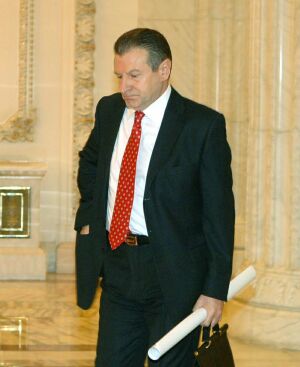 Lui Berceanu nu-i ajung banii decât pentru vopsitul drumurilor