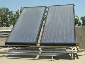 Montarea de panouri solare pe blocuri ar reduce pierderile RADET cu 80%