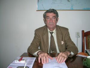 Afacerea imobiliară Băneasa Investment, fondată, în anul 2000, pe uriaşa suprafaţă de teren din nordul Capitalei, şi care a condus la cele mai spectaculoase reţineri din ultimii ani, este atât de încâlcită încât nici actorii ei principali nu o pot clarifica la nouă ani de la parafarea ei. O sumedenie de întrebări rămân fără răspuns în cea mai mare afacere imobiliară din România, pentru că actorii principali ai afacerii se contrazic sau nu au răspunsuri clare, tranşante.Universitatea de Ştiinţe Agronomice din Bucureşti a intrat în asociere cu un teren de 224 de hectare pe care nu avea titlu de proprietate şi despre care nu se cunoştea cu exactitate că îşi poate schimba destinaţia.DNA anchetează dacă terenul aportat de Universitate la capitalul social al Băneasa Investment a fost subevaluat de 150 de ori.Omul de afaceri Puiu Popoviciu şi reprezentanţii Universităţii susţin că terenurile au fost evaluate de cinci experţi, dar nu se mai ştie cine i-a angajat. Rectorul Universităţii răspunde: "Probabil că noi i-am angajat". Din datele noastre rezultă că experţii au fost angajaţi de companie.Prezentăm în continuare interviul cu prof. univ. dr. Ştefan Diaconescu, rectorul Universităţii de Ştiinţe Agronomice şi Medicină Veterinară din Bucureşti, în care este descrisă întortocheata afacere imobiliară, precum şi motivele pentru care instituţia a renunţat, aproape pe degeaba, la cel mai important teren din Capitală pentru a fi "vioara a doua" în această afacere controversată.