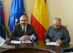 Domnul Ilie Bolojan, primarul municipiului Oradea (stânga) în cadrul conferinţei de presă
