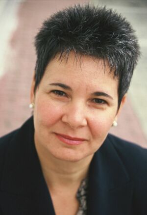 Doamna Aliz Kosza este director general executiv Fabryo Corporation. S-a născut la Miercurea Ciuc-Harghita. A absolvit Facultatea de Litere din cadrul Universităţii din Cluj şi a obţinut 14 specializări în diferite domenii de business. Hobby: cultura orientală şi călătoriile.