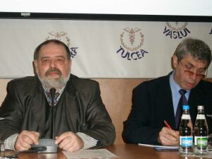 Domnul Claudiu Georgescu, preşedintele APMCR (stânga) şi domnul Ioan Brezeanu, consilier la Direcţia Generală Politică Industrială şi Competitivitate din Ministerul Economiei (dreapta)