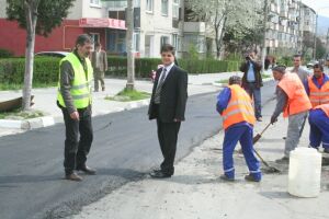 Primarul interimar Romeo Rădulescu, pe unul dintre şantiere