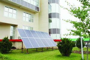Sistem de panouri fotovoltaice ce deserveşte clădirea administrativă