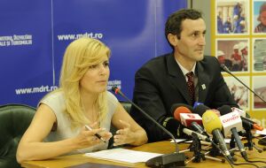 doamna Elena Udrea, ministrul dezvoltării regionale şi turismului şi domnul Adrian Ciornea, preşedintele Habitat for Humanity România