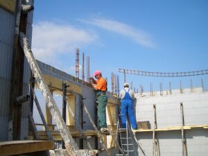 Uşoară creştere a câştigurilor în construcţii şi tranzacţii imobiliare în luna iunie