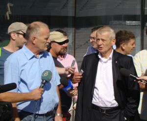 domnul Sorin Oprescu, Primarul General al municipiului Bucureşti (dreapta) şi domnul Ştefan Monuş, directorul construcţii civile în România al Max Bögl (stânga)
