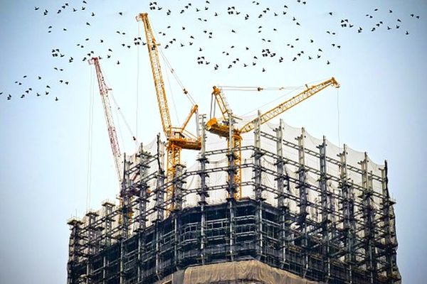Preţurile în industrie şi construcţii vor creşte moderat 