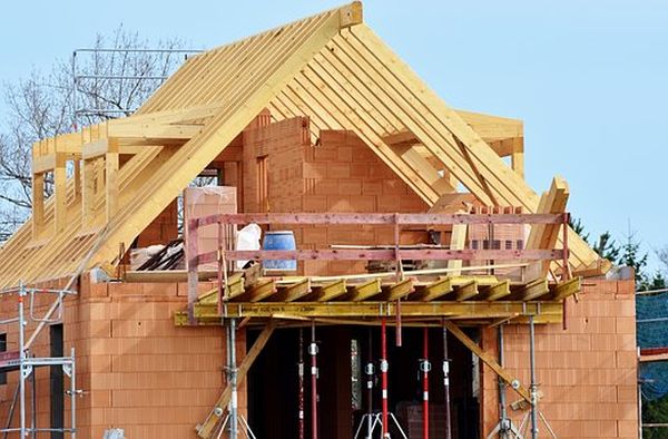 Autorizaţiile pentru construcţia de locuinţe au continuat să scadă 