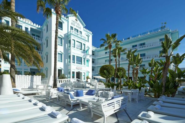 Messi driblează foarte bine şi în industria hotelieră