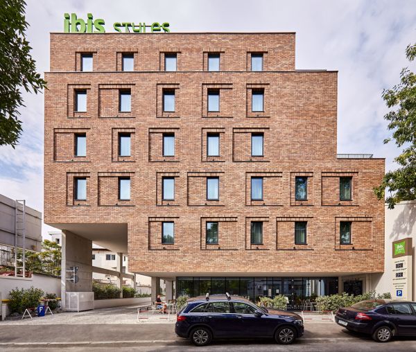 Sticla Guardian Glass de pe faţada hotelului ibis Styles Bucharest City Center creează un efect aproape teatral