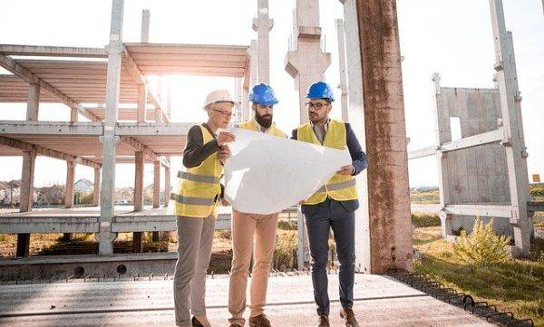 Sursă foto: https://pixabay.com/ro/photos/arhitect-oameni-plan-constructie-3979490/