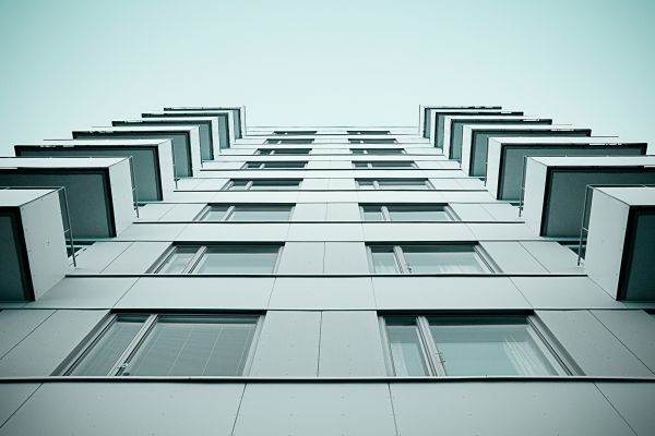 Colliers: Piaţa imobiliară din România a înregistrat un nivel scăzut de tranzacţii în primul semestru din 2023