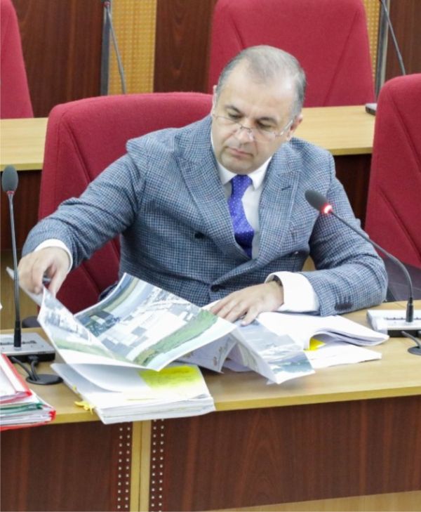 "Preşedintele Consiliului Judeţean Vrancea, Nicuşor Halici, a prezidat joi, 11 septembrie 2025, şedinţa Comisiei Tehnice de Amenajare a Teritoriului şi Urbanism, în cadrul căreia au fost aprobate documentaţii esenţiale pentru dezvoltarea judeţului. Cel mai important proiect analizat şi avizat este Planul Urbanistic Zonal pentru Campusul industrial şi rezidenţial UMB la Adjud, care se va întinde pe 200 hectare", a anunţat, la acel moment, Biroul de Presă al Consiliului Judeţean Vrancea.