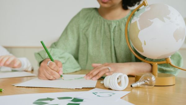 Studiu: Românii caută soluţii pentru facturi mai mici: 7 din 10 îşi schimbă comportamentul de consum