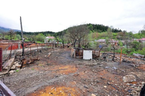 Începe reconstrucţia caselor distruse de incendiul din Rucăreni