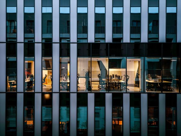 Colliers: Oferta limitată de spaţii moderne menţine presiunea asupra chiriilor